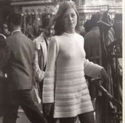 lostin70s:  callemodista:  Robert Doisneau. Paris photo from 1969. From the 1994 La Jeune Fille dans La Ville.   “La Jeune Fille dans La Ville&quot;, photo by Robert Doisneau, Paris 1969