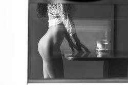 tiziano-buzzi-studio:Model Arianna Clerici foto scattata  nel riflesso del vetro del forno di casa mia
