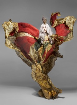 Happy Birthday Lady Gaga Lady Gaga to Vanity Fair sep 2010, with a dress by Alexander McQueen. Photograph by Nick Knight. El vestido más hermoso que le he visto, lo usó en los VMA 2010. ¡Mis respetos vieja!
