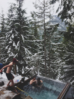 housewifesecrets:  theartfulliar:  allietheresa:  morg-ana: This looks absolutely, completely perfect.  Yes, it does.  Winter hot tubing is the best 