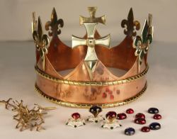 tales-of-yore:  The first pictures of Richard III’s funeral crown have been released. It is an open crown made of base metal that will later be plated with gold and set with white roses, pearls, garnets, and sapphires. The “Procession and Reception