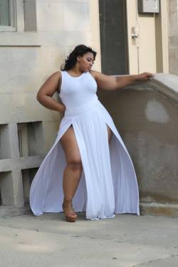 planetofthickbeautifulwomen2:  Plus Model Kamora O. for Bronzeville Boutique in All White giving yall some more Thigh action.