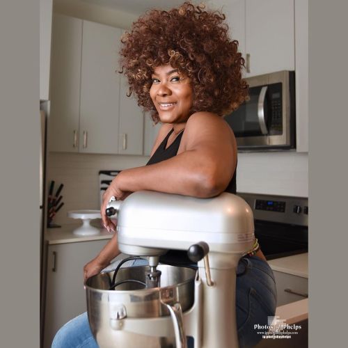 Had an amazing promo shoot with @mela_t_cake_studio  Tyreece Johnson  who’s a Pastry Chef Business Owner, entrepreneur and  sensuality influencer. She’s about satisfying and enriching the mind, body and wallet. Be sure to follow her page and listen