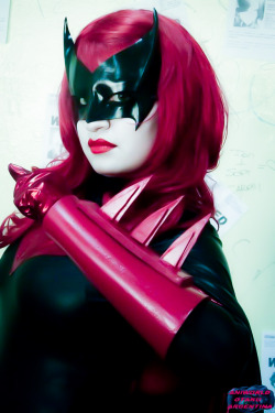 comicbookcosplay:  Batwoman/Kate Kane Submitted by yutarnathetys [facebook.com/ArashiDonoCosplay] 