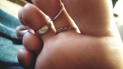 sweetcandytoes:  The chain around her toe…