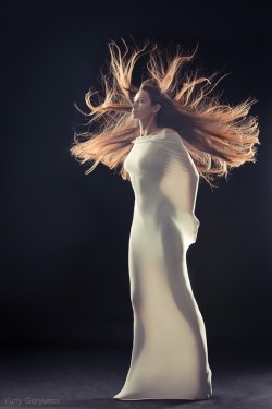 amy-celeste:  silentorgasm:  Oh isn’t that spectacular. Confined, constrained, but almost by only light itself. I love her hair, her form, the fabric…great shot.  You can attempt to constrain the woman but the red hair has got to be free. 