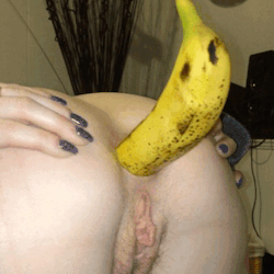 analcreampie-n-more:  Ass slut. Pushing out a banana.
