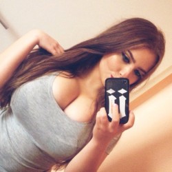 epiccleavage:  Your eyes don’t deceive you. Follow her instagram