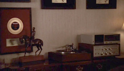 avinylcollection:  A vinyl &amp; turntable in the TV show The Sopranos (1.10 - A Hit is a Hit).