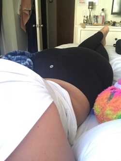 chubby-colombian-wifey:  Resting in this hot day 😜😜☝️🍑😊👌 -Wifey