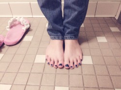 sarahsfeet:  Toes and jeans! 