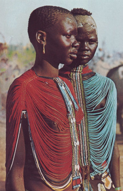 kicker-of-elves:  Dinka women in Sudan   National Geographic November 1984   Angela Fisher 