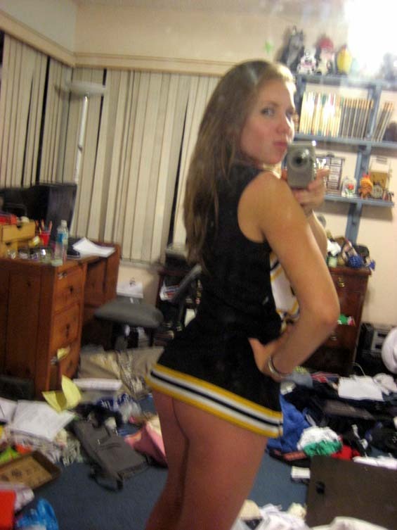 Sexy high school cheerleader nude