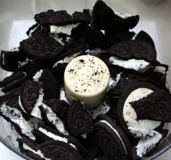 kittyskullsss:  kristiannetheloser:  takeme-as-you-findme:  flomation:  partlysmith:  mckelvie:  mamajules1975:  thecakebar:  Oreo Cookie Butter Tutorial  Wtf…  What are you doing. What are you doing. What have you done.  you’re telling me i can make