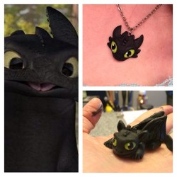nicolejeancosplay:  I made baby Toothless things for my store. ❤️🐲 only available till Sunday! http://nicolemariejean.storenvy.com #howtotrainyourdragon #toothless #dragon #sculpey #clay #polymer #geekery #crafts #storenvy #nicolemariejean #necklace