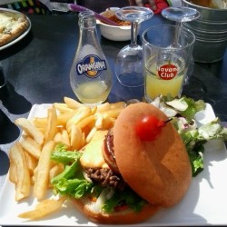 zefanyakano:  #burger #maison #patat #frites #salade #Vienne weekend=fat. (at Mama Mia) 
