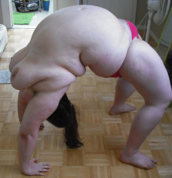 thegoodhausfrau:  Did you know I can bend backwards like this?