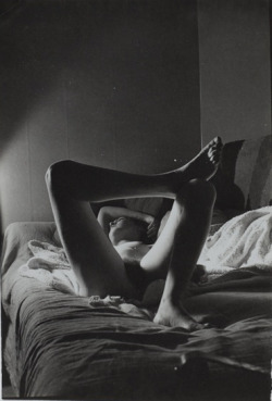 void-dance:  Photo by Man Ray: Nude woman (Meret Oppenheim) lying on a bed, crossed legs (1933) 