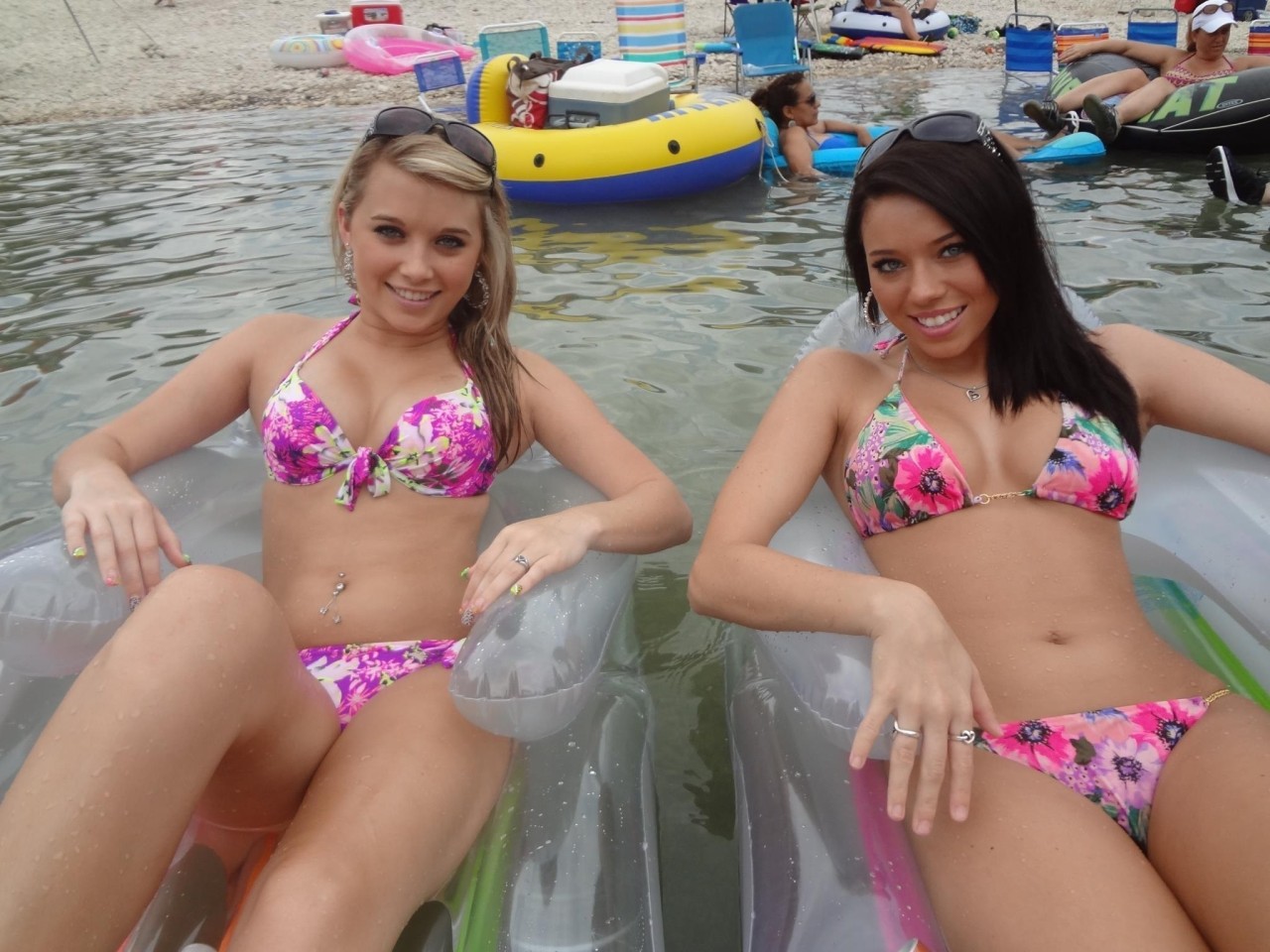 Exotic bikini babes