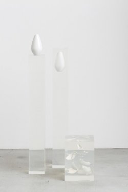 lafilleblanc:  Alicja Kwade Zeitpfeil (Time’s arrow) I (2014)Acrylic block with broken vase, vase on acrylic pedestal, Acrylic pedestal with broken vase (via)