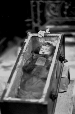 spells-of-life:  This photo of Rosalia Lombardo was taken in 1984. Why is that interesting? She was the last person buried in the catacombs of the Capuchin Monastery 64 years before this photo was taken, in 1920. 