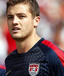Support footballer @RobbieRogers who came out today! | http://ow.ly/hLrP7 | tumblr.com/tagged/robbie_rogers [#RobbieRogers #comingout #outsports #soccer #football]