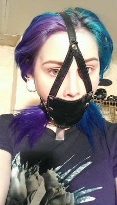 gagged4life:  cassiecorpse:Have a panel gag selfie :D  Panel gag is thattroikidd   Wow … panel gag selfies are rare enough, and the contrast between the black of the panel gag and the pale skin and the vibrant colors of that t-shirt and hair is very