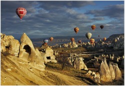 Floating free (hot-air balloons over Cappadocia, Turkey)