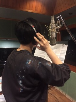 Kaji Yuuki (Eren) in a recording session for the new Eren Character Image Song “Helpless World!”The song will be released on CD on March 15th, 2017 alongside Ishikawa Yui (Mikasa)’s “No Matter Where You Are.”More SnK Seiyuu News || General