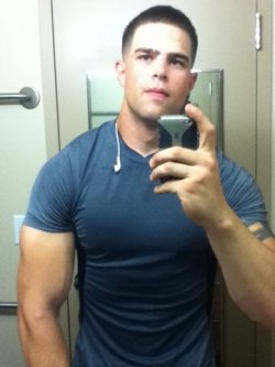 bromofratguy:  This reminds me of a roommate I had. Total bro. We would go to class together, work out together, and sometimes even shower together when we were in a hurry. I saw his dick hard once, when a chick wanted to blow both of us at the same time.