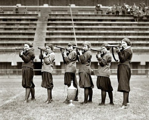 Equipe de filles de tir à la carabine, Central High, Washington, DC, 1922.