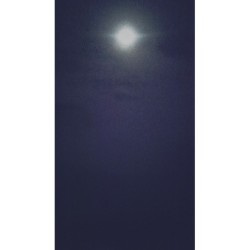 *LUNA AZUL* 😍 En realidad no es azul. Es una luna llena, como cualquier otra, del color que se ven la mayoría de las lunas llenas: entre gris pálido, blanco lechoso o plateado. Lo que hace raro a este fenómeno, que el folclor bautizó como “luna