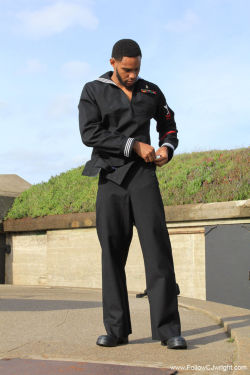 kalos-estin:  This sailor is hella sexy.  www.FollowCJwright.com …. he’s got some of the hottest men! http://kalos-estin.tumblr.com 