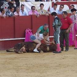 xtoxictears:  theveganmothership:    In an extraordinary act of bravery, an animal rights activist jumped into the Malagueta bullfighting ring to comfort a dying bull in Malaga, Spain, yesterday. For a few moments, Virginia Ruiz, 38, was able to lay her