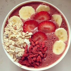 befit-behealthy-beyou:  Post workout smoothie bowl!  1.5 bananas  Punnet of strawberries  1tbs cocoa powder  1tsp maca powder  Almond milk  Ice  Blend together!  Topped with more fruit, muesli and goji berries
