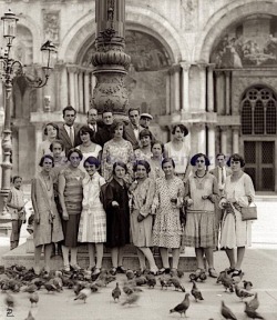 Venezia, Ospizio Marino, gruppo dipendenti in piazza San Marco durante una gita in città. Reale Fotografia Giacomelli. 1928.