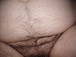 hairywomenrock:  A pic of an EXTREMELY HAIRY friend!! :) 