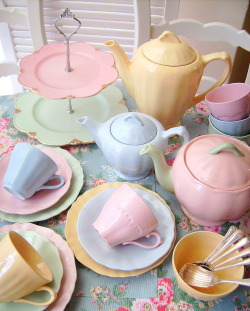 bubblebath-kitten:  i really wanna bake lots of little cakes and cookies and throw a tea party with a set like this!!
