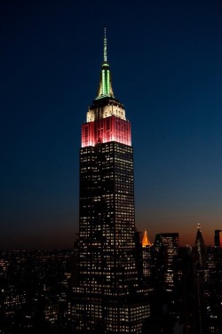 ramenuzumaki:  Amazing! The Empire State building lit up in honor of Mexican Independence day. My heart 🇲🇽 ¡Viva México! (source: 1•2)  Other monuments and emblematic buildings  