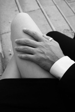 picmanbdsm:  This is a beautiful way for him to say, “you are mine” in public. Always expose so he can touch bare skin. 