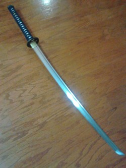 blacktyranitar:  Thought it was about time I shared some pictures of my new friend.  This here katana I’ve named Anubis and she’s coming to you straight out of dragonsong forge, with a mix of 1040 and 1060 carbon steel traditionally forged and clay