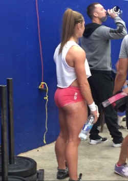 fitnessfinders:  Brooke wells has an amazing booty!