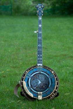 laljipota:  Stunning Gibson Earl Scruggs Golden Deluxe 5-String Banjo with a custom made head. 
