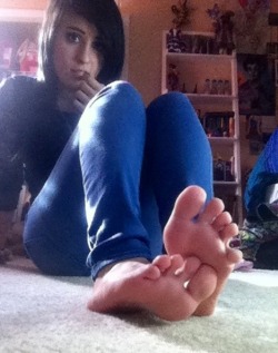barefootgirlfriends:  feetteasers:  ;)       