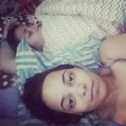 Classic sleep over. Yo me levanto y la chica sigue achocada XD @dammithazza #sleepover #bestfriend #morning #awake #selfie