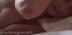 marianagraciolli:  Mari Graciolli acordando lindamente (GIF em HD).
