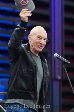 lemonsweetie:  Let me tell you a thing, about an amazing man named Patrick Stewart  I went to Comicpalooza this weekend and I was full of nervous energy as I was standing in line to ask Sir Patrick Stewart a question at his panel. I first had to thank