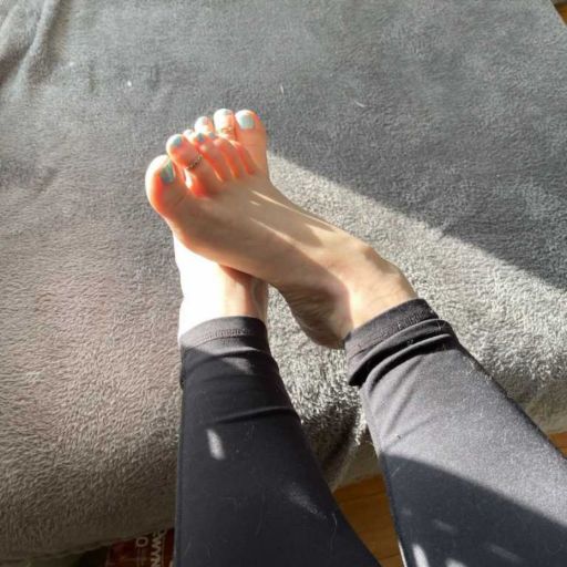myprettywifesfeet:A cute close up of her pretty toes gripping the edge of the coffee table.please comment  👃🦶🤪