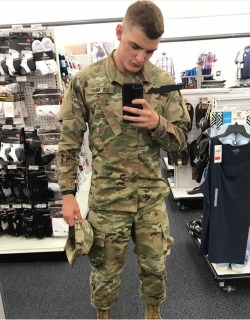 kiddoc59:  fuckb0yzexposed:  By popular demand here’s the hot army private you wanted to see  Mmm
