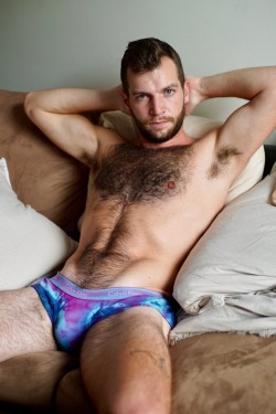dcundiesfan:  Calvin Klein delivering here with a really fun-looking blue/purple/green tie-dye pattern on these briefs here! Another nice pouch as well.